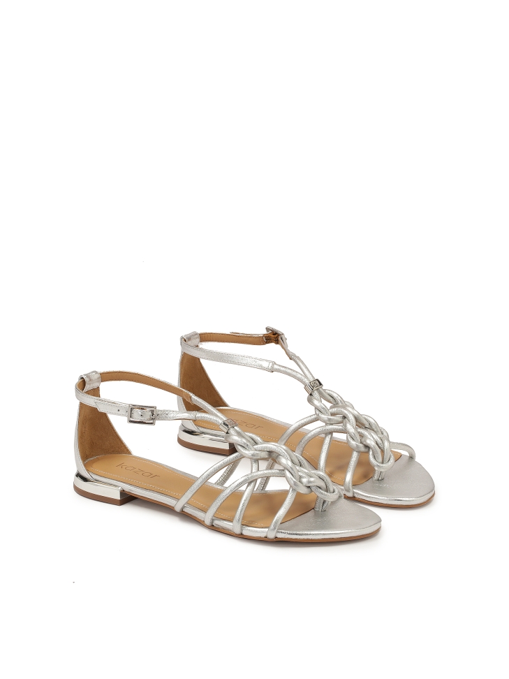 Srebrne płaskie sandały z przeplatanymi paskami