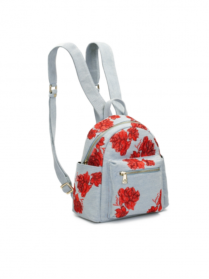 Niebieski plecak z tkaniny zdobionej czerwonymi kwiatami