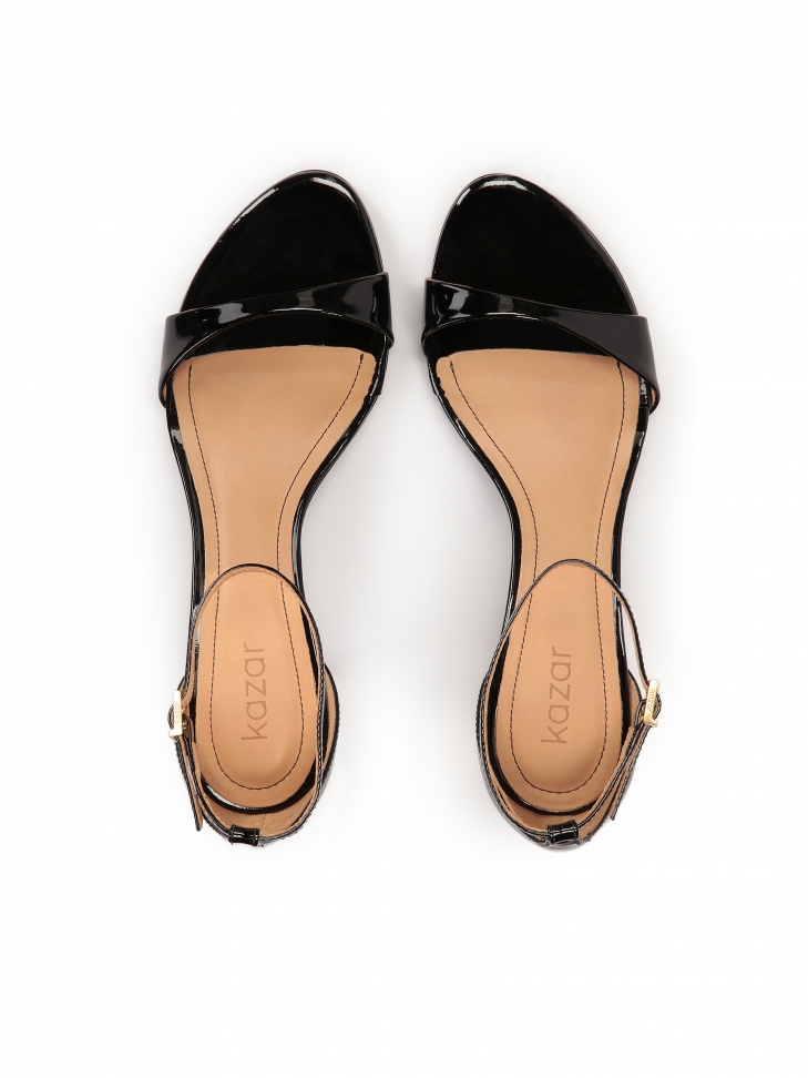 Czarne sandały z lakierowanej skóry na otym obcasie