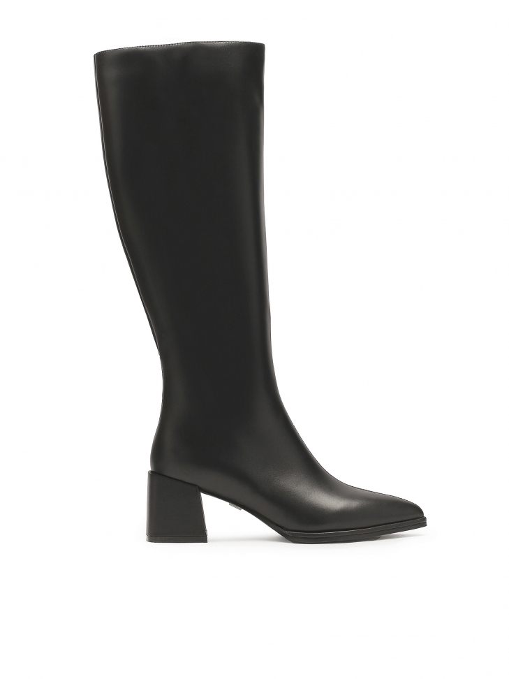 Kozaki ze spiczastymi noskami i kwadratowymi obcasami