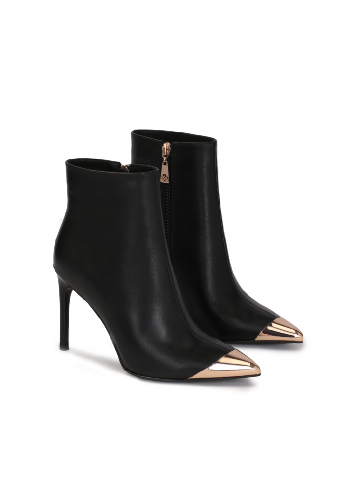 Czarne skórzane botki na obcasie z metalowym noskiem