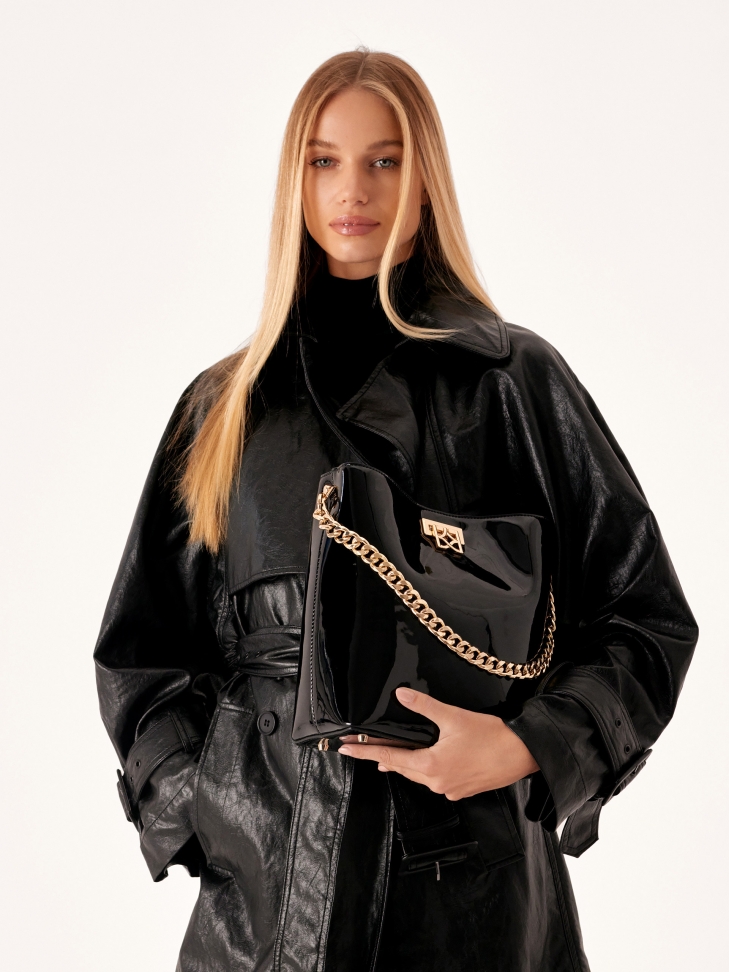 Lakierowana torebka z łańcuszkiem i zawiasowym zapięciem