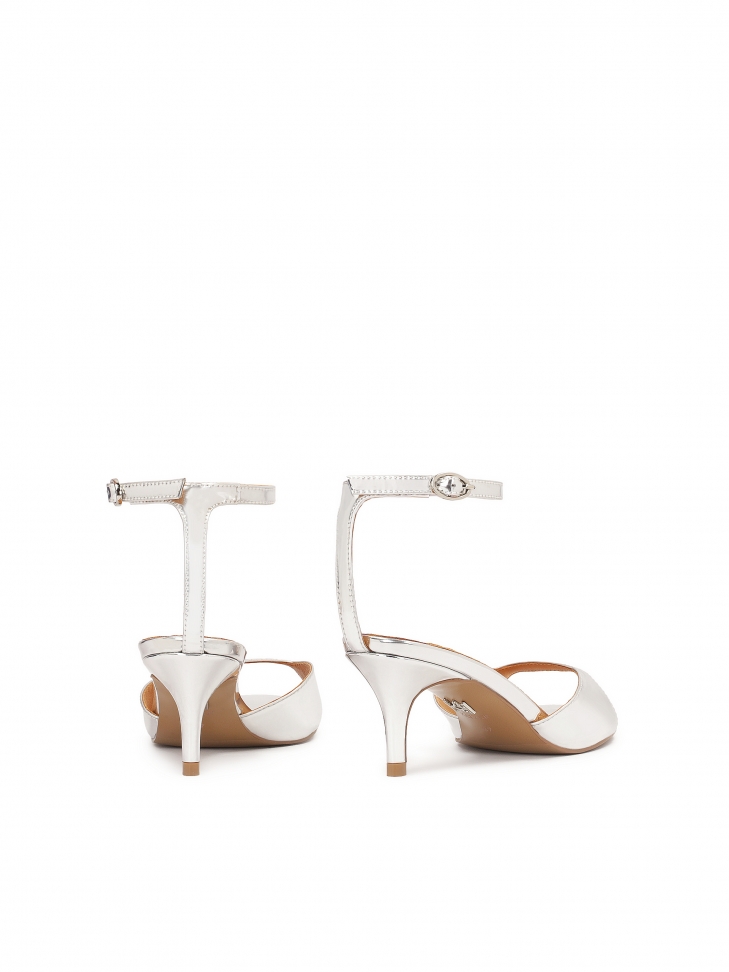 Srebrne sandały z paskiem przy pięcie