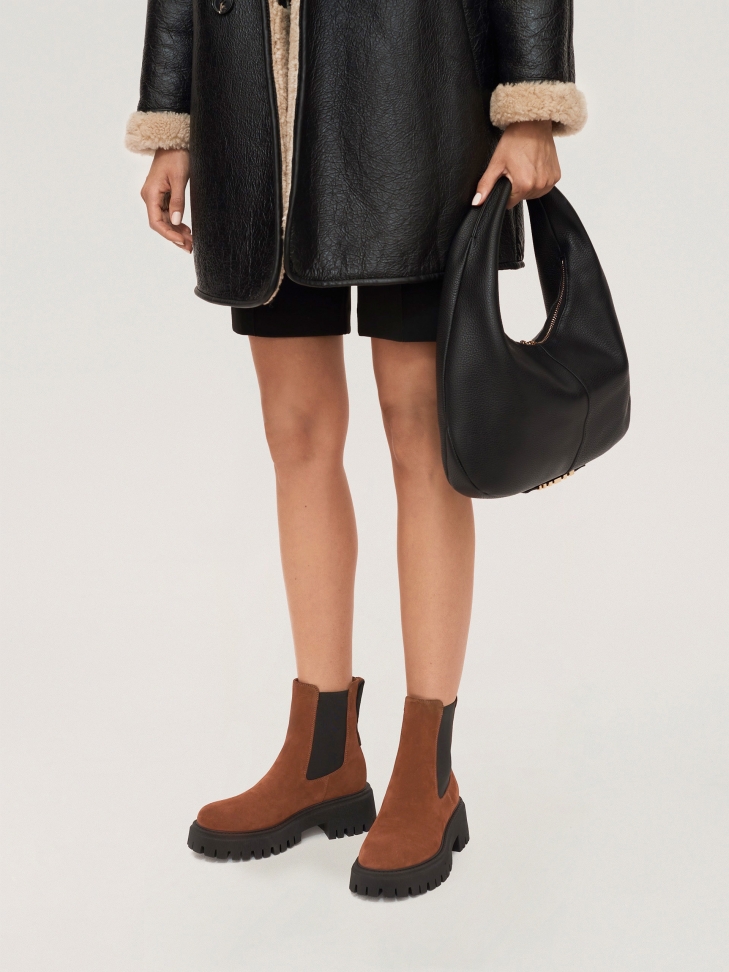 Rude zamszowe botki typu chelsea na grubej czarnej podeszwie