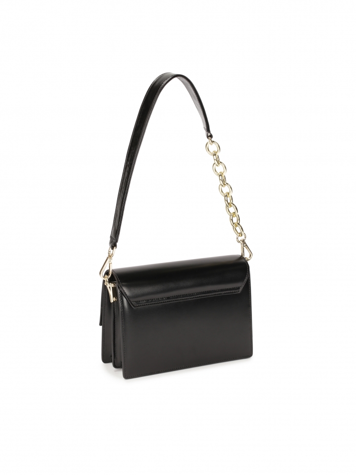 Mała skórzana torebka o sztywnej konstrukcji