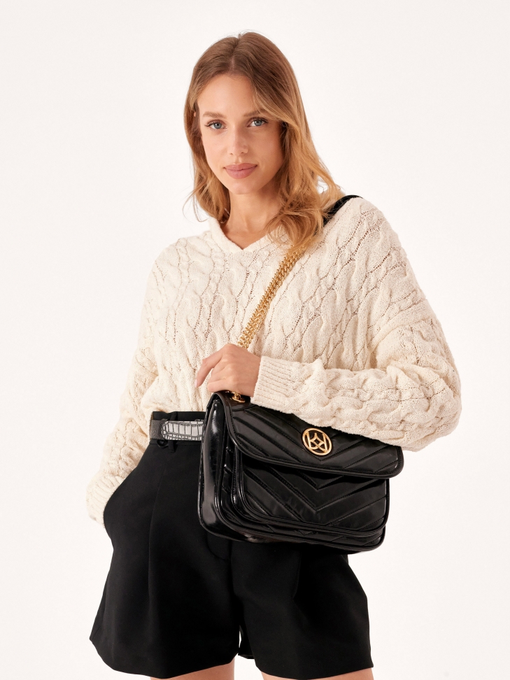 Czarna torebka na łańcuszku