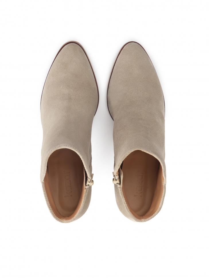 Zamszowe botki na obcasie we wzór drewna