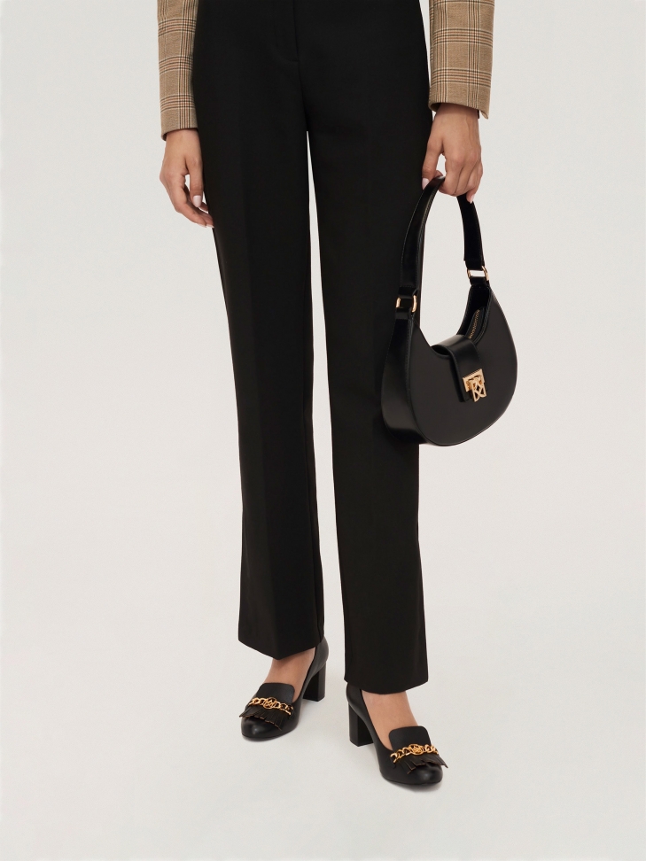 Eleganckie czarne czółenka na słupku ozdobione łańcuchem