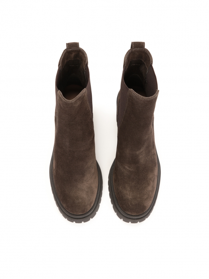 Zamszowe botki na obcasie z gumkami