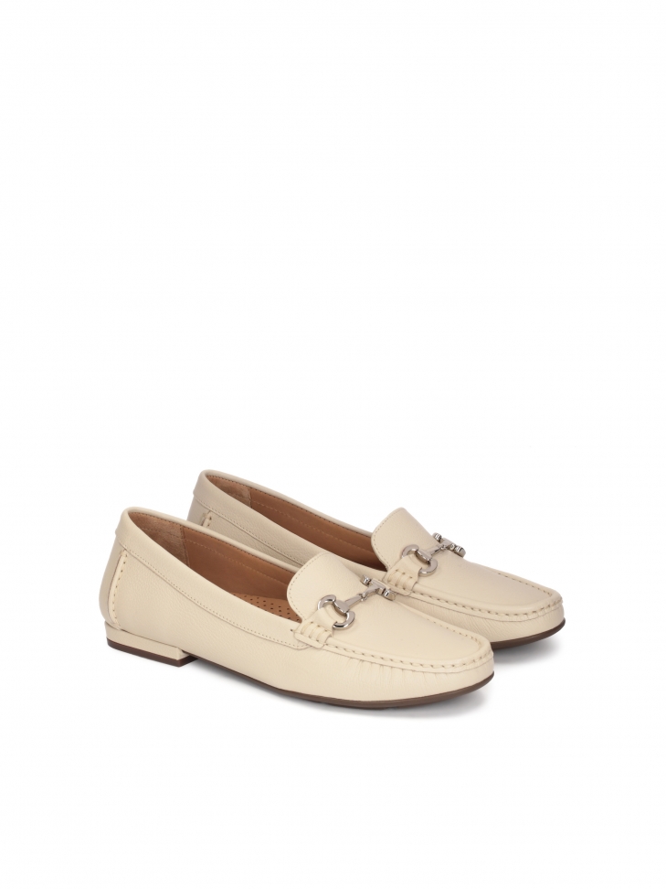 Skórzane mokasyny z metalową klamrą