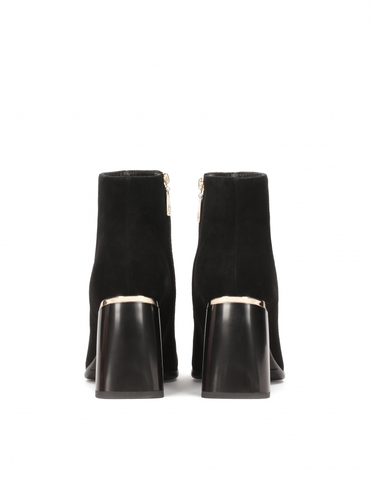 Zamszowe botki na zdobionym obcasie