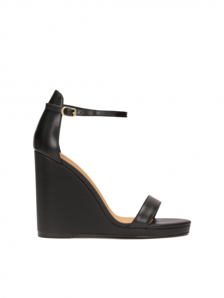 Sandały na koturnie z zaytą piętą