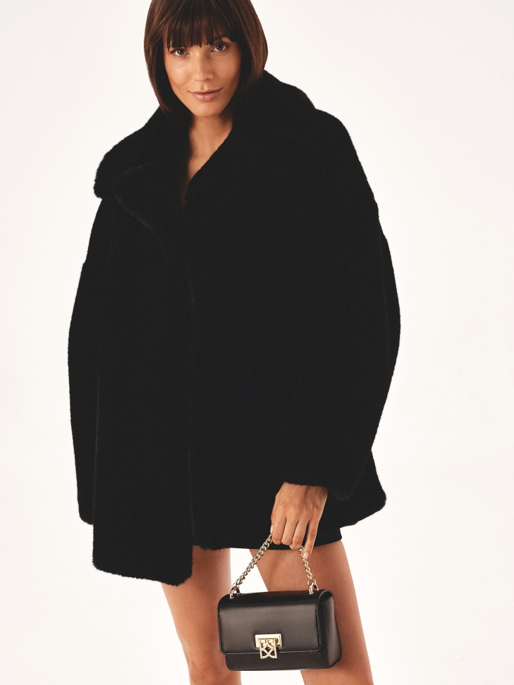 Mała torebka z łańcuchem i paskiem