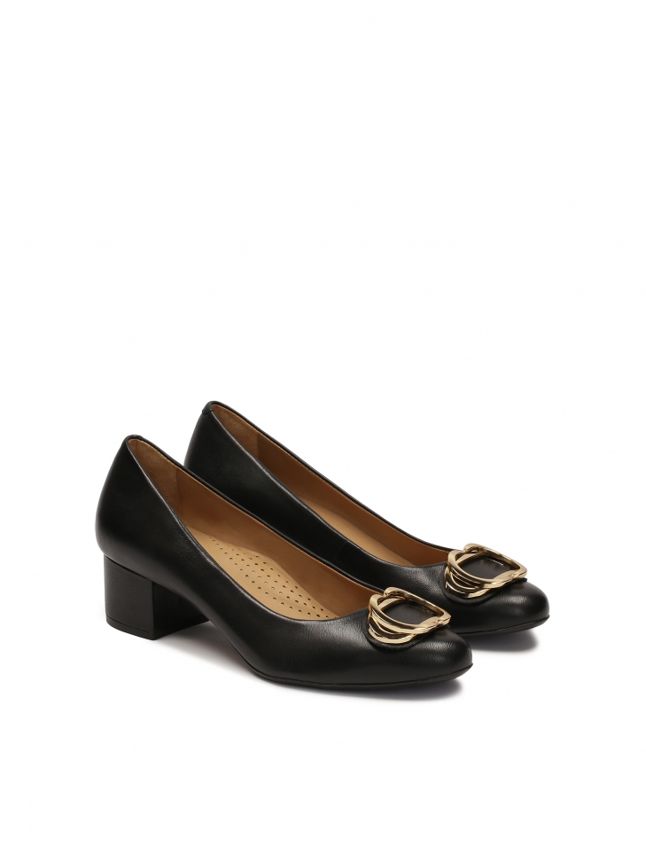 Niskie skórzane czółenka z metalową ozdobą