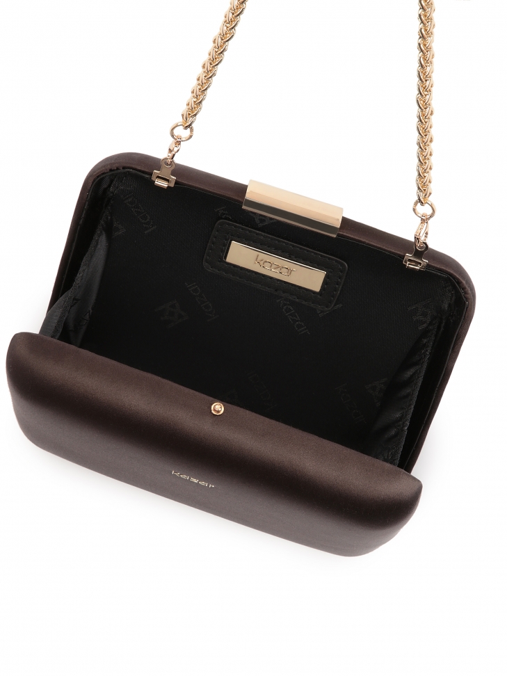 Wizytowa brązowa kopertówka na otym łańcuszku