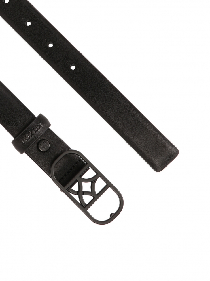 Wąski czarny pasek ozdobiony klamrą z monogramem KAZAR