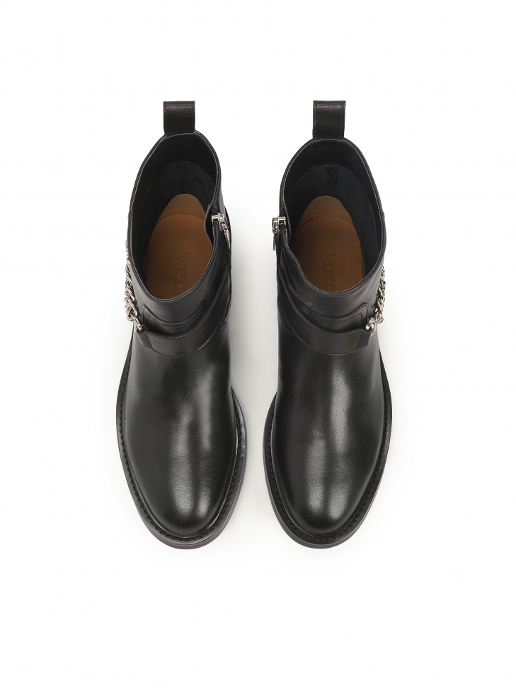 Płaskie botki na suwak zdobione łańcuchem