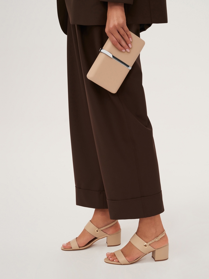 Skórzane beżowe sandały na szerokim obcasie