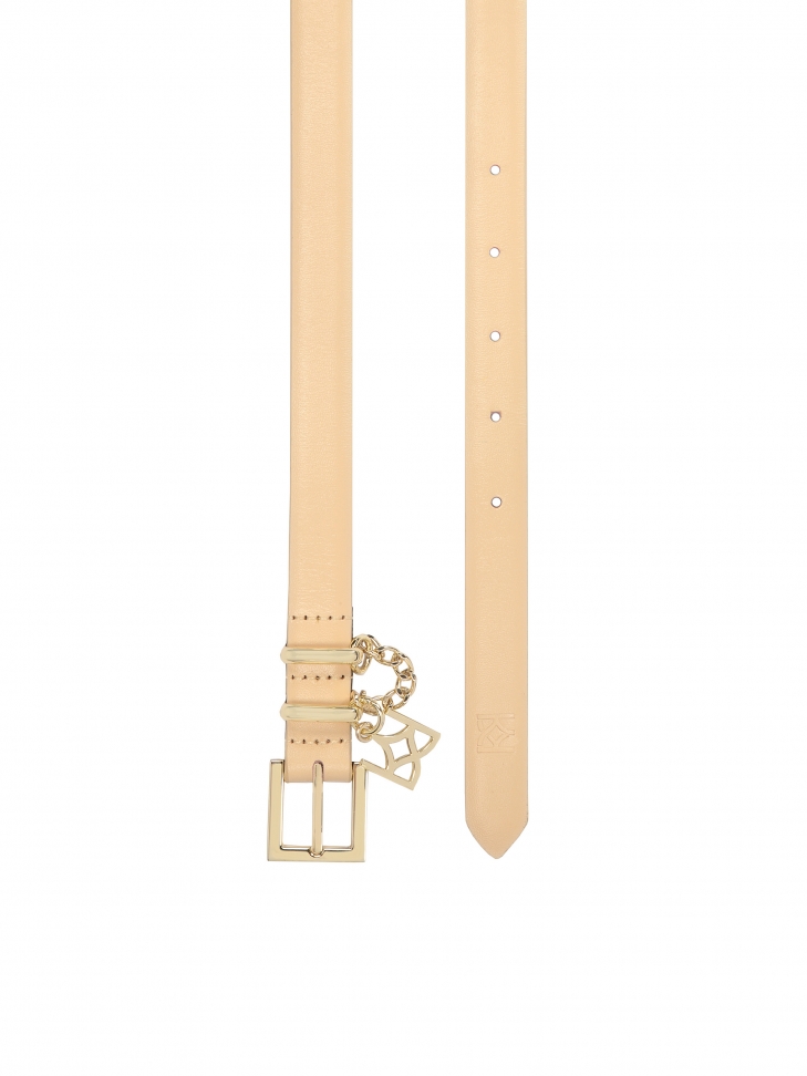 Wąski beżowy pasek ozdobiony łańcuszkiem z monogramem KAZAR