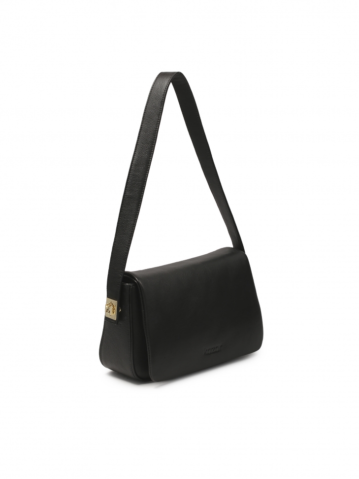 Czarna torebka z efektownie przypinanym paskiem