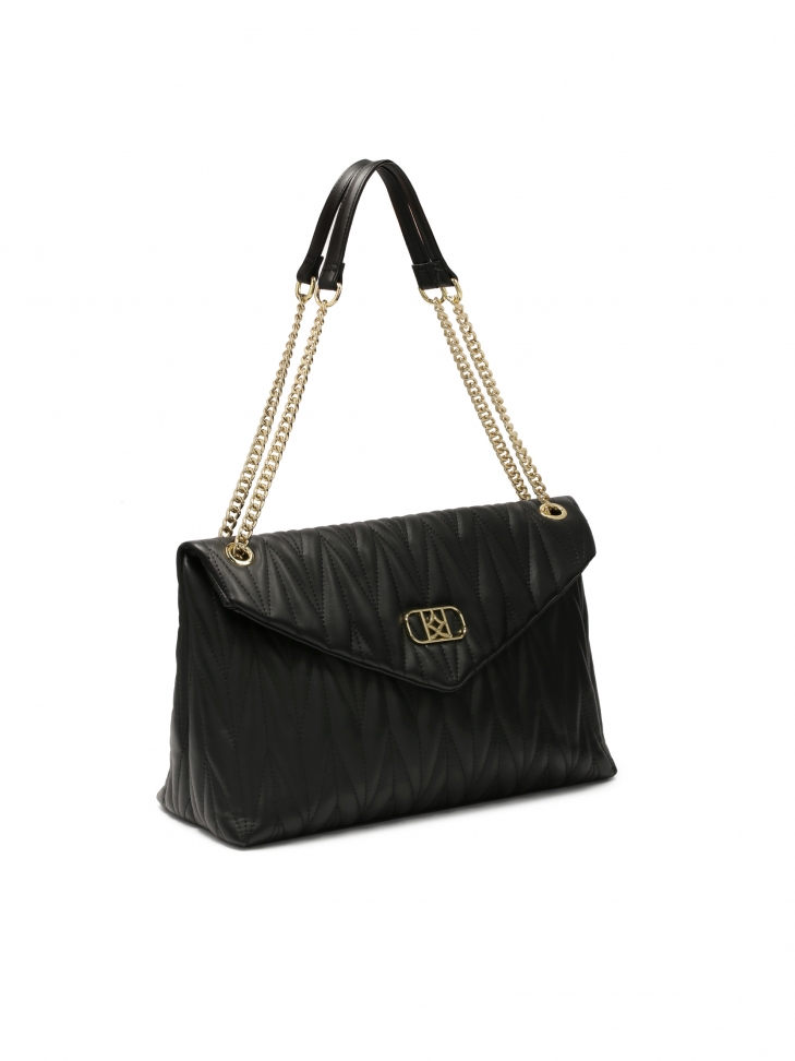 Czarna torebka z nietypową klapą