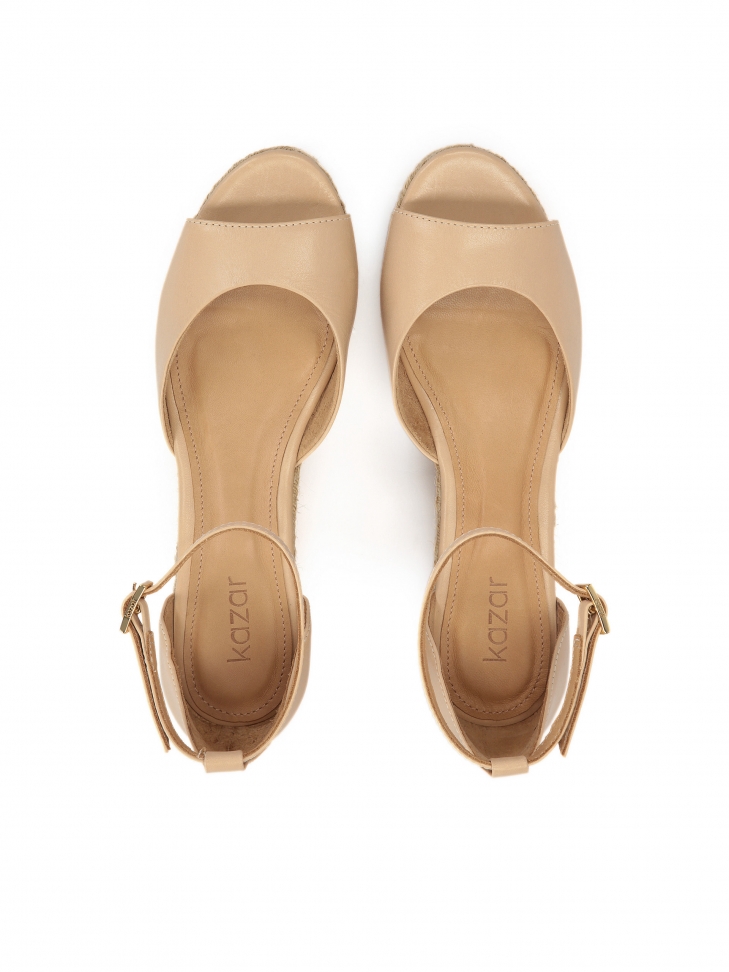 Sandały z koturnem zdobionym sznurkiem