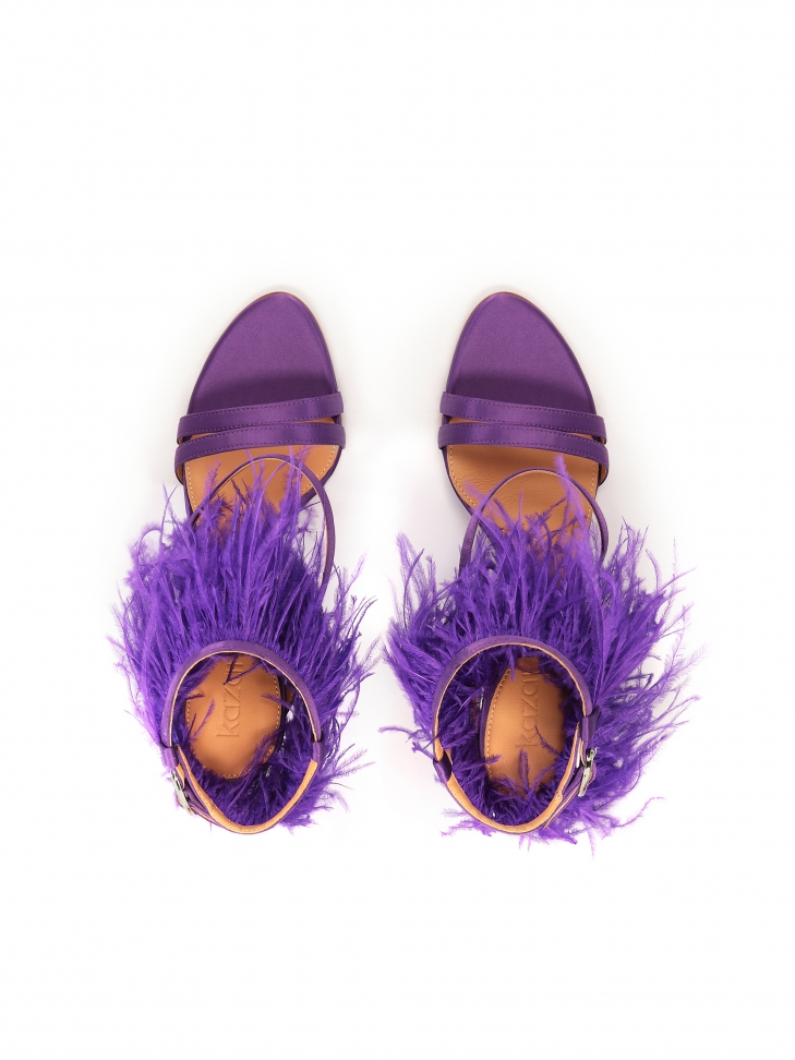 Fioletowe sandały z piórami