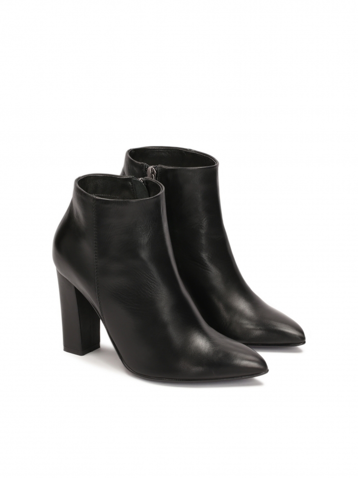 Czarne skórzane botki z wydłużonymi noskami