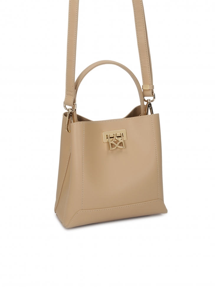 Skórzana torebka z dużym metalowym zapięciem