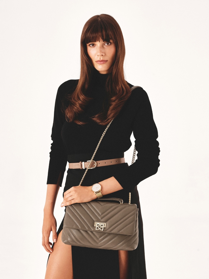 Skórzana pikowana torebka na łańcuchu