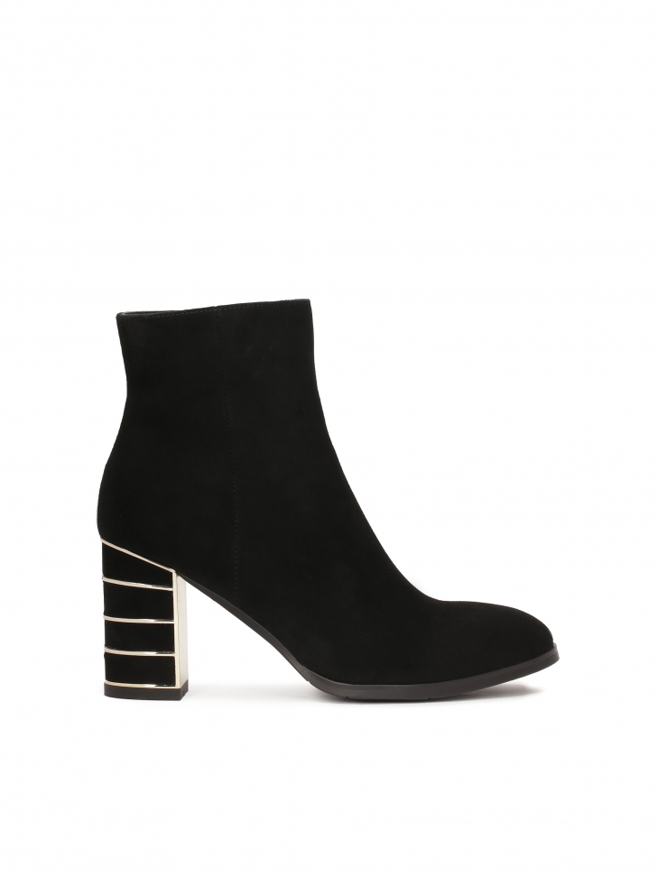 Zamszowe botki ze zdobionym obcasem