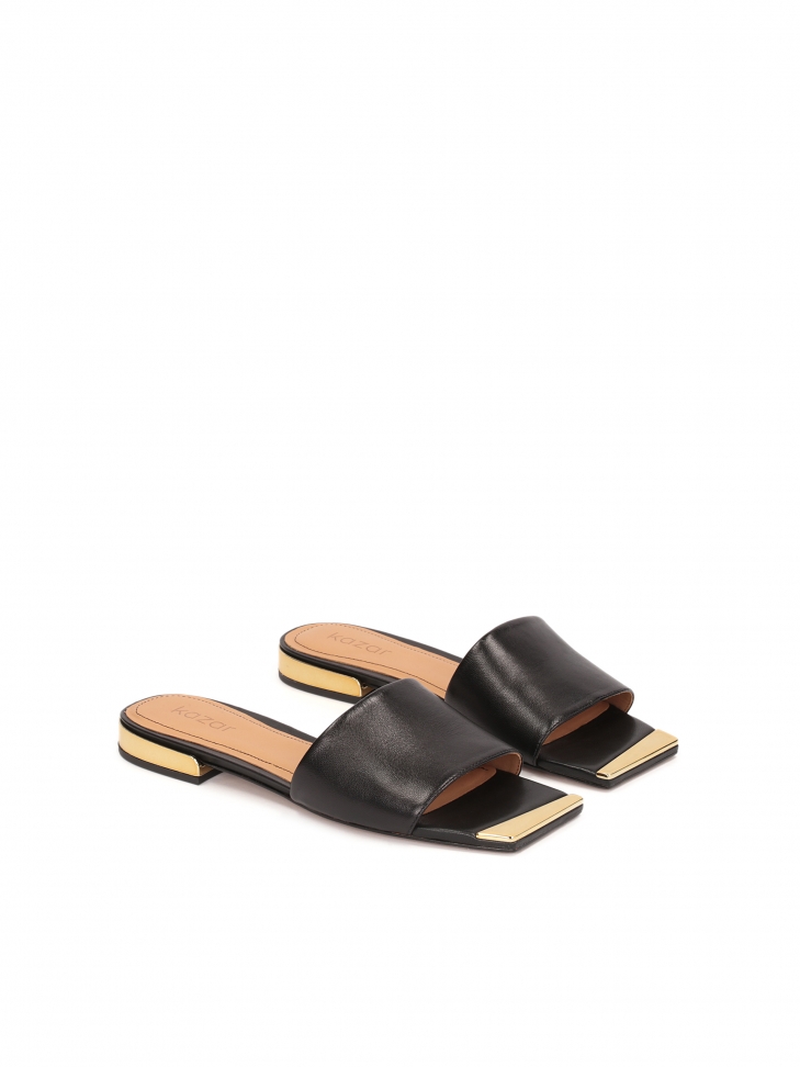 Czarne klapki ze skóry z błyszczącym obcasem