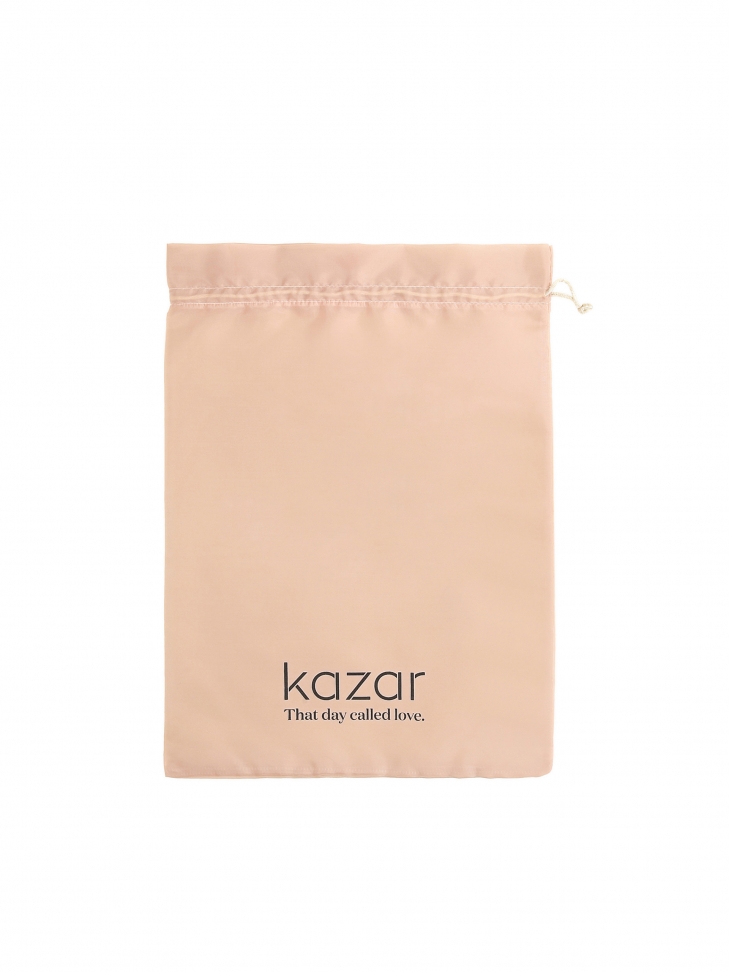 Białe skórzane baleriny z zawieszką