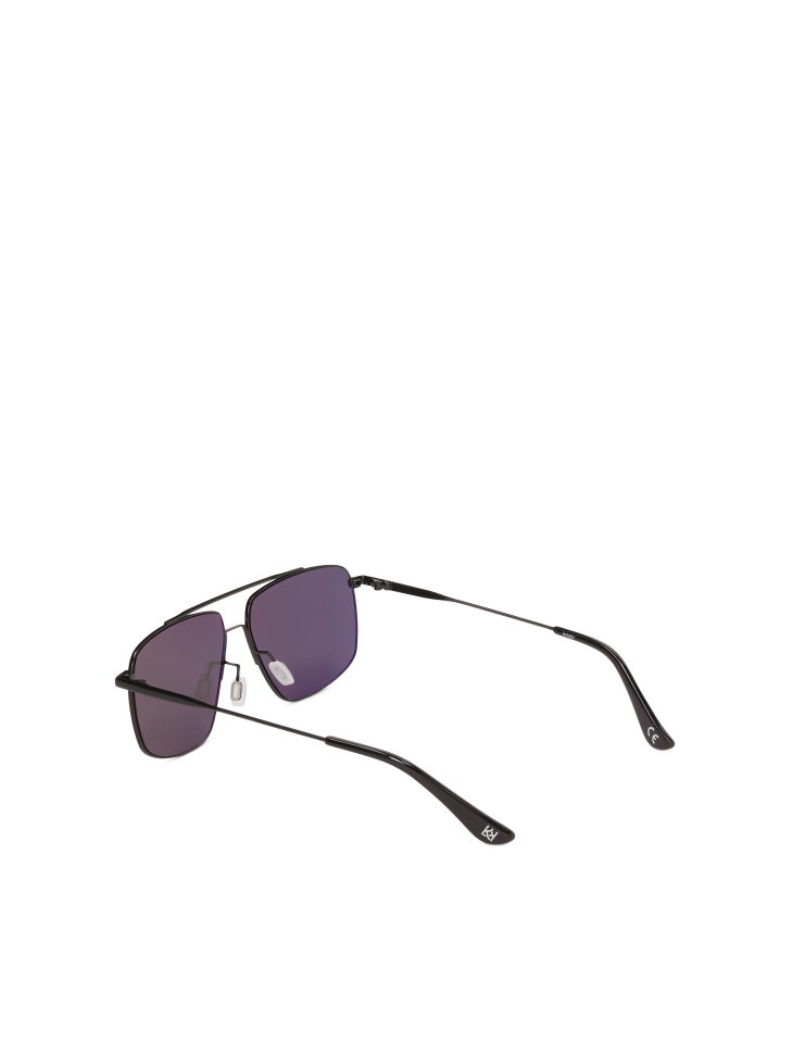 Minimalistyczne czarne okulary z polaryzacją