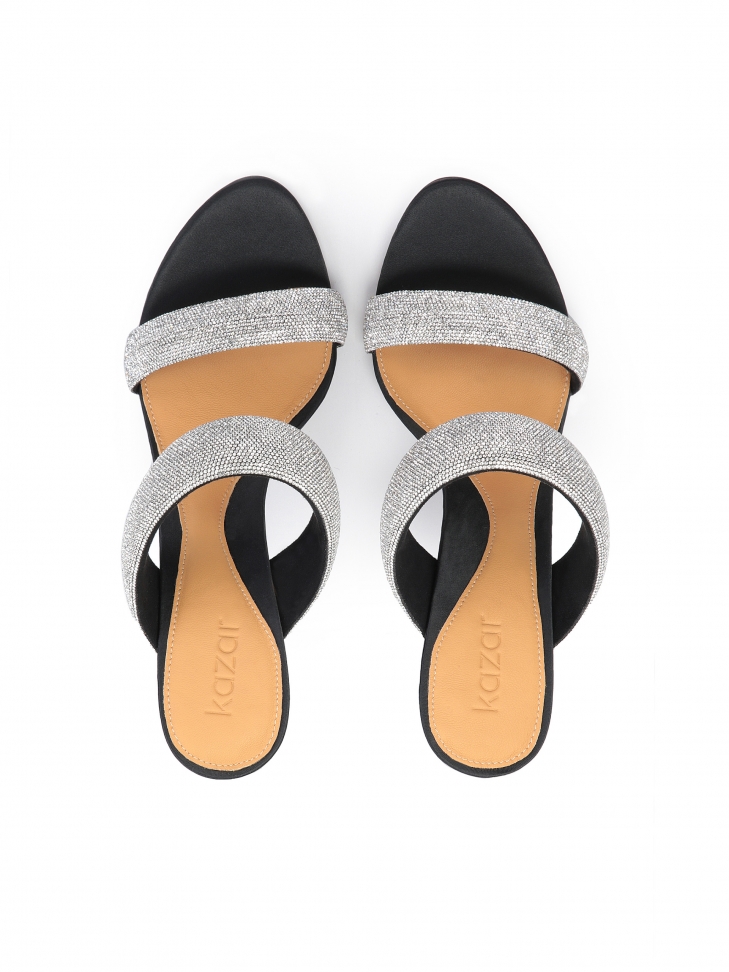 Czarne tekstylne klapki z błyszczącymi paskami