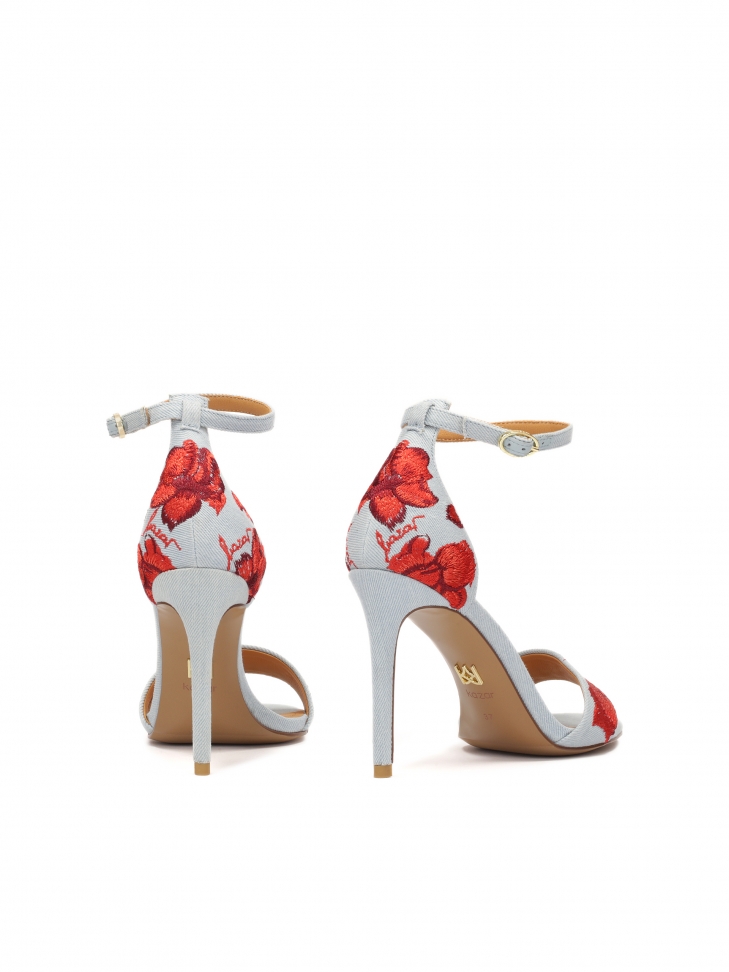 Niebieskie sandały z czerwonymi kwiatami