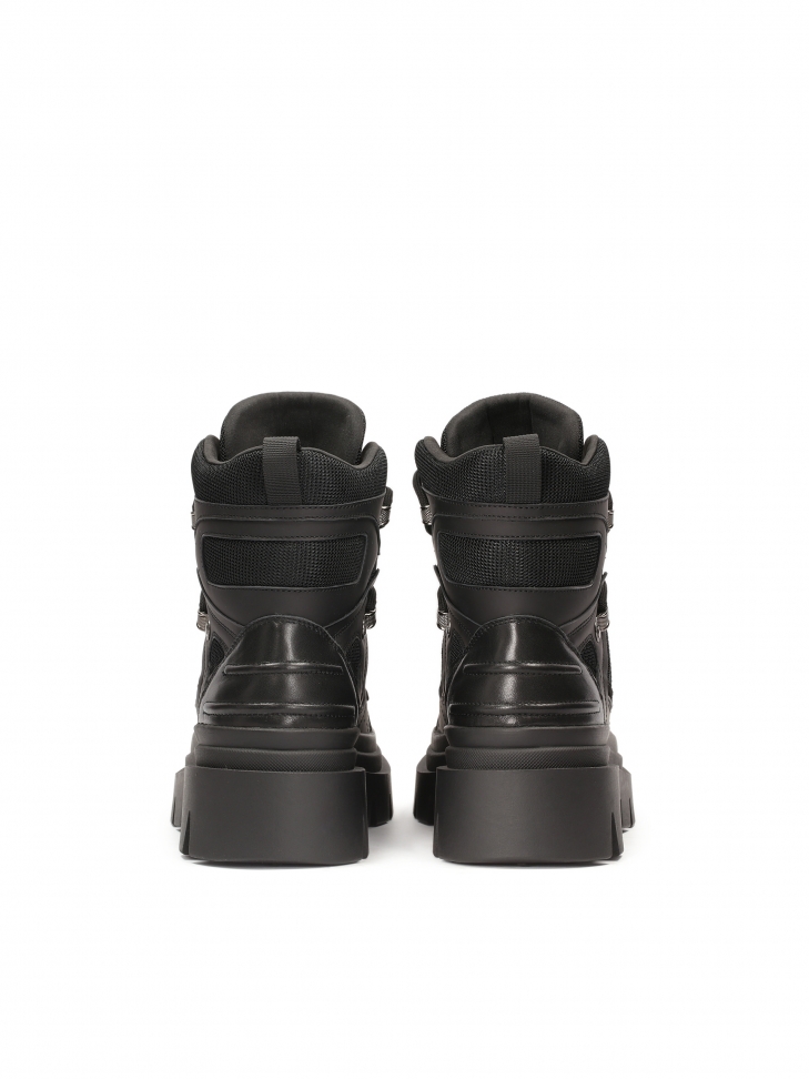 Czarne trzewiki na podeszwie z trepem