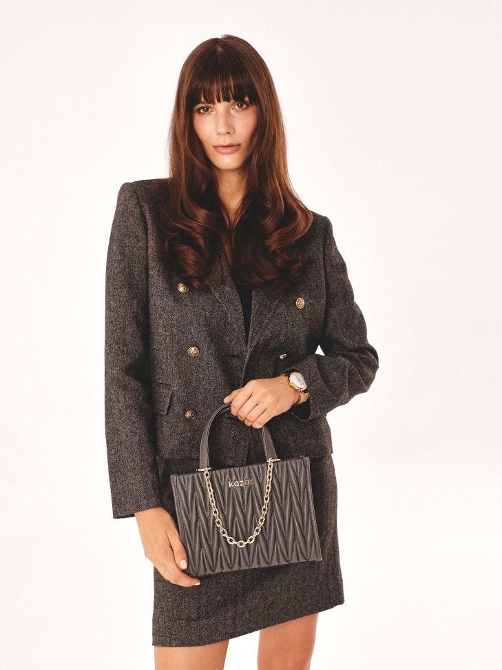 Szara torebka z pikowanym przodem i łańcuchem