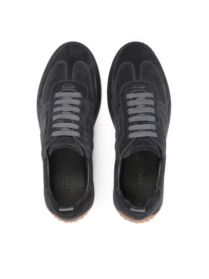 Zamszowe półbuty z wyrazistymi szwami