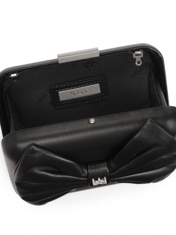 Mała czarna kopertówka z ozdobą