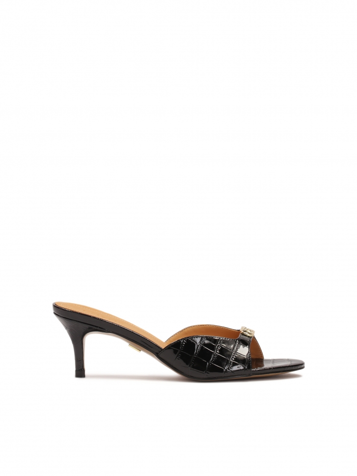 Czarne klapki na obcasie wykonane z tłoczonej lakierowanej skóry