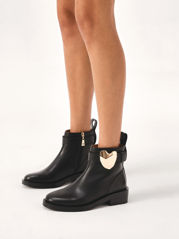 Niskie botki ozdobione metalowym sercem