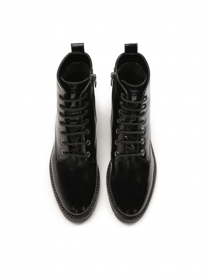 Klasyczne trzewiki z lakierowanej marszczonej skóry