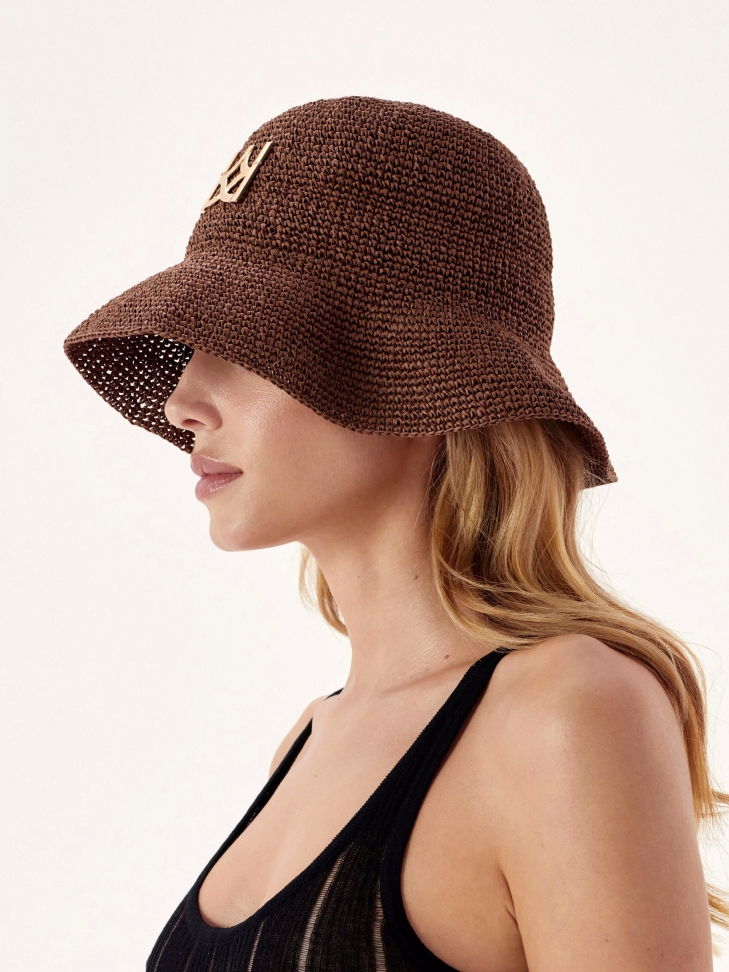 Słomkowy kapelusz z monogramem