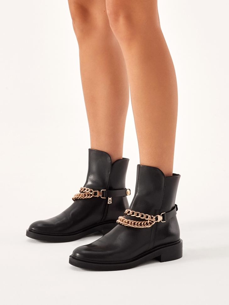 Płaskie botki z odpinanym paskiem z łańcuchami