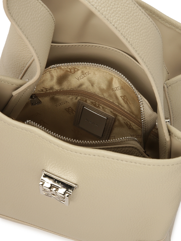 Jasnoszara torebka z ozdobnym zapięciem