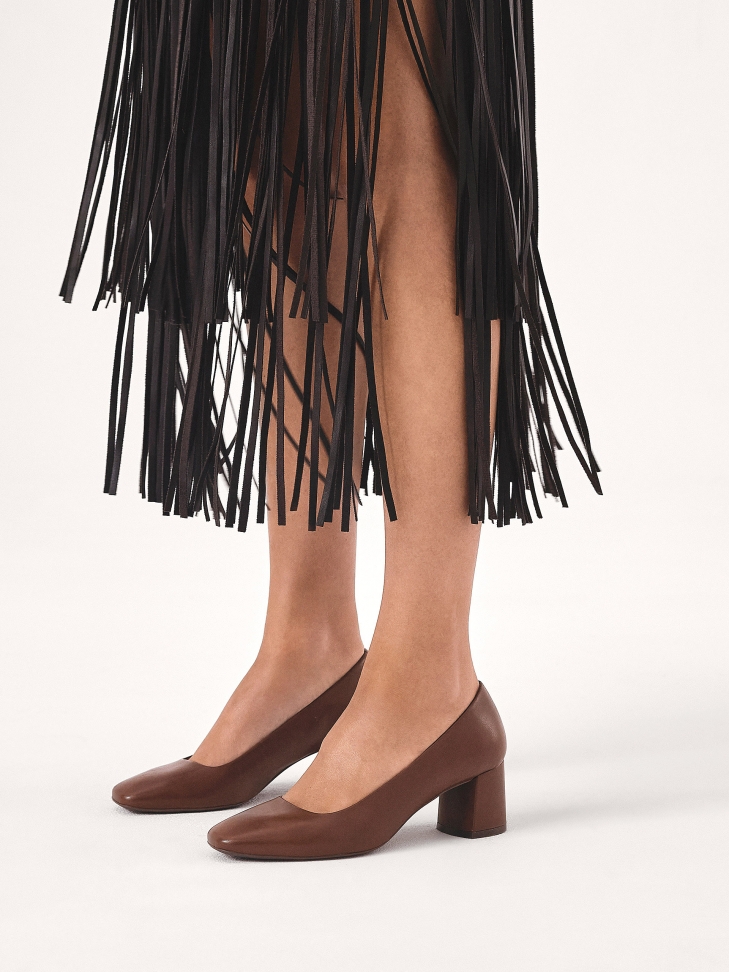 Klasyczne brązowe czółenka z kwadratowym noskiem