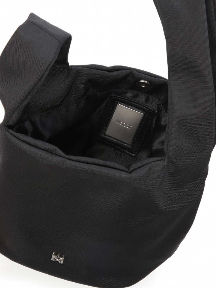 Mała oryginalna torebka do ręki z przeplatanym uchwytem