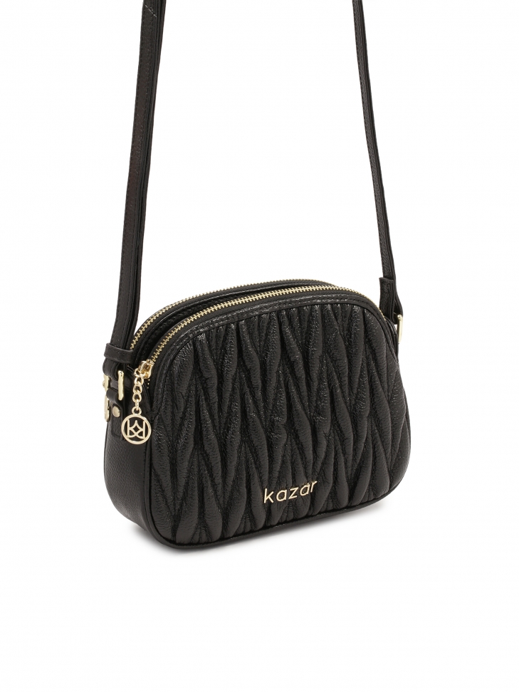 Mała czarna torebka na pasku z modnym pikowaniem