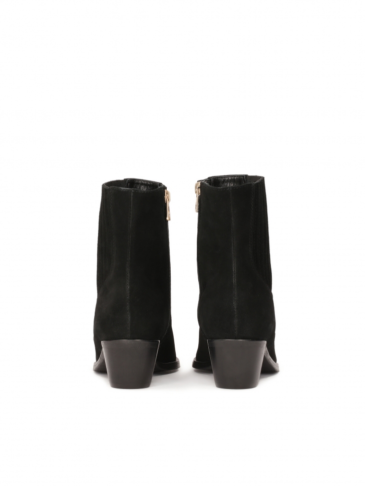 Zamszowe kowbojki z elastycznymi wstawkami